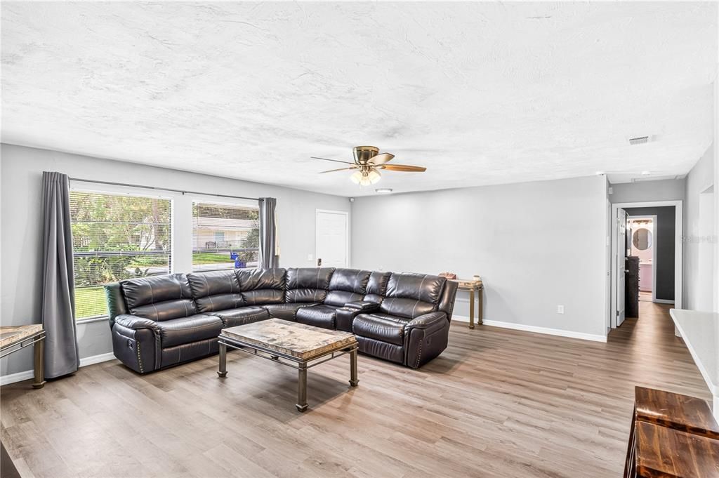En Venta: $295,000 (3 camas, 2 baños, 1344 Pies cuadrados)