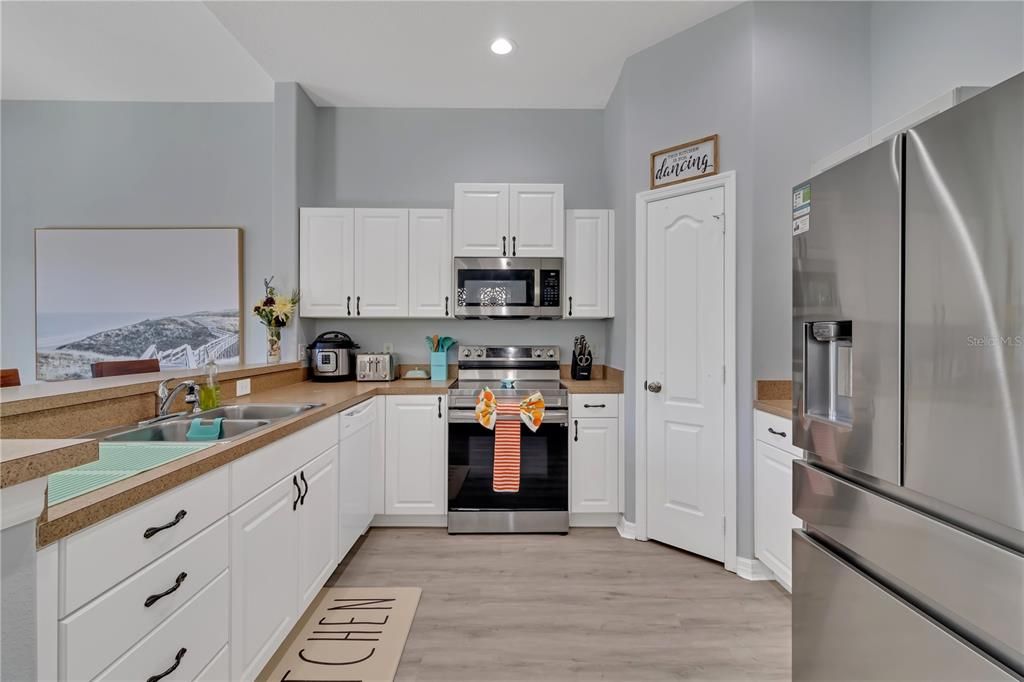 For Sale: $437,000 (4 beds, 3 baths, 1895 Square Feet)