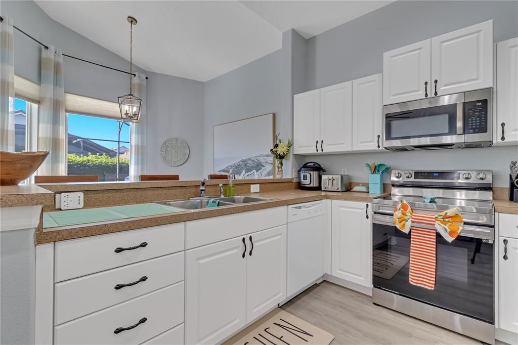 For Sale: $437,000 (4 beds, 3 baths, 1895 Square Feet)