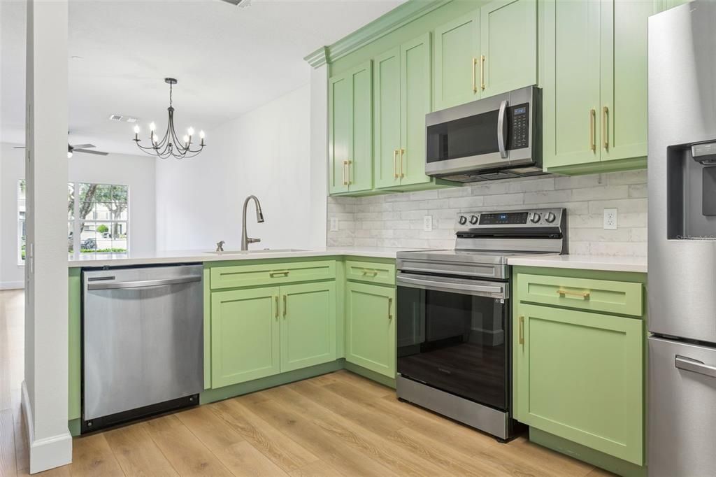 For Sale: $275,000 (2 beds, 1 baths, 1105 Square Feet)