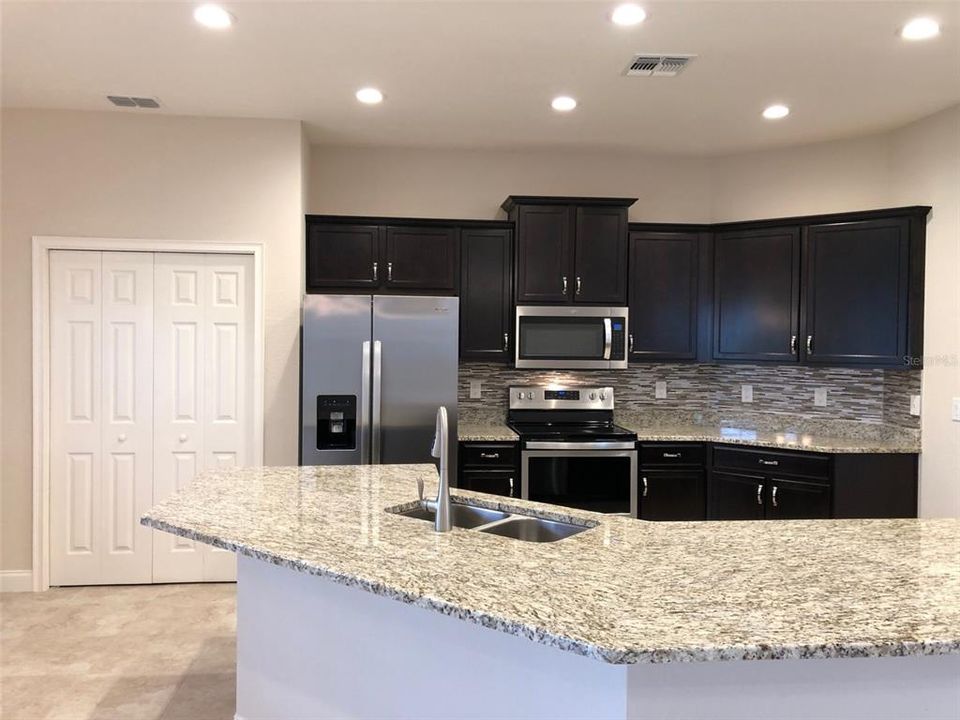 For Rent: $3,495 (5 beds, 3 baths, 2536 Square Feet)
