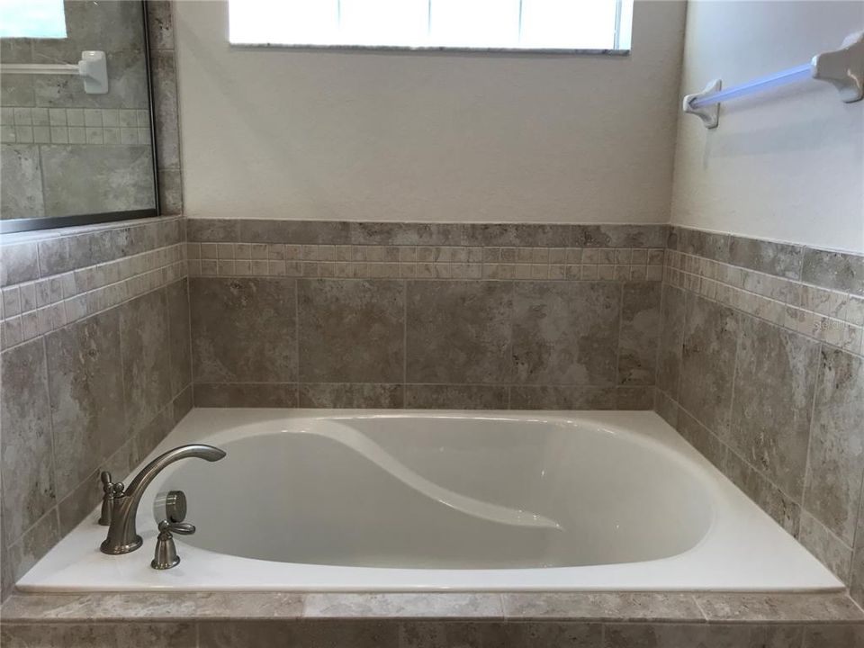 For Rent: $3,495 (5 beds, 3 baths, 2536 Square Feet)