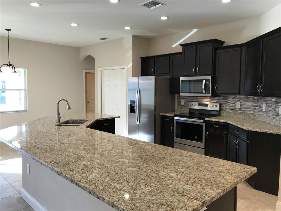 For Rent: $3,495 (5 beds, 3 baths, 2536 Square Feet)