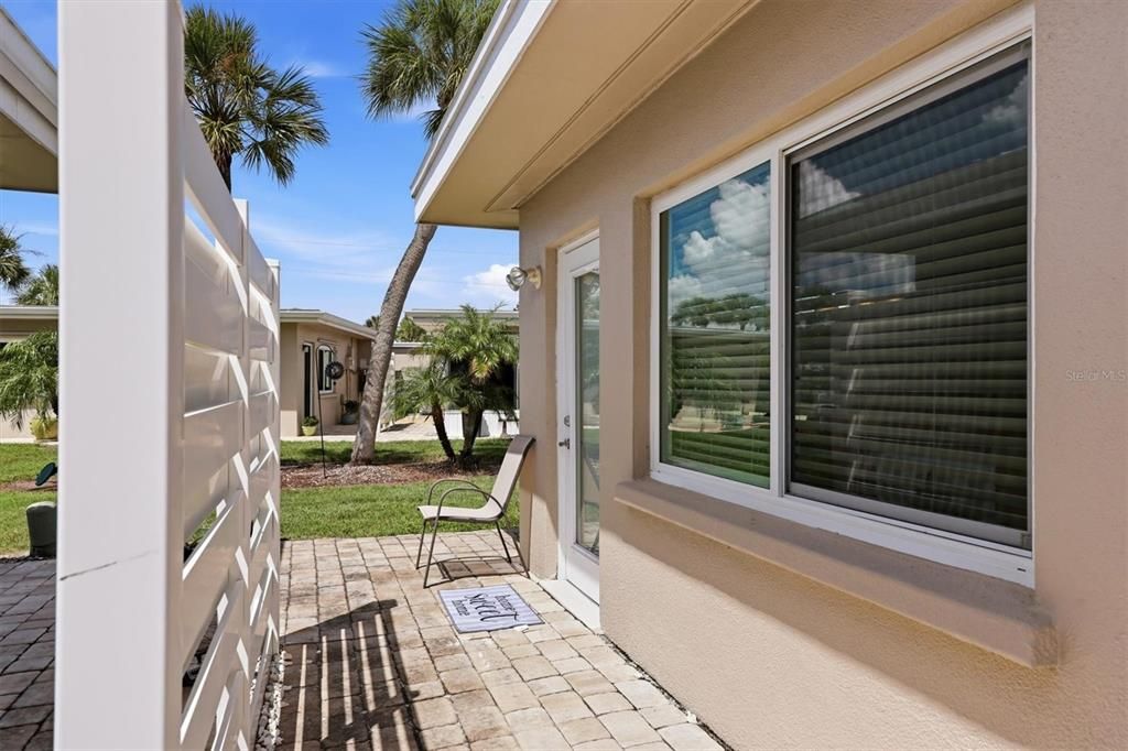 For Sale: $215,000 (2 beds, 2 baths, 1195 Square Feet)