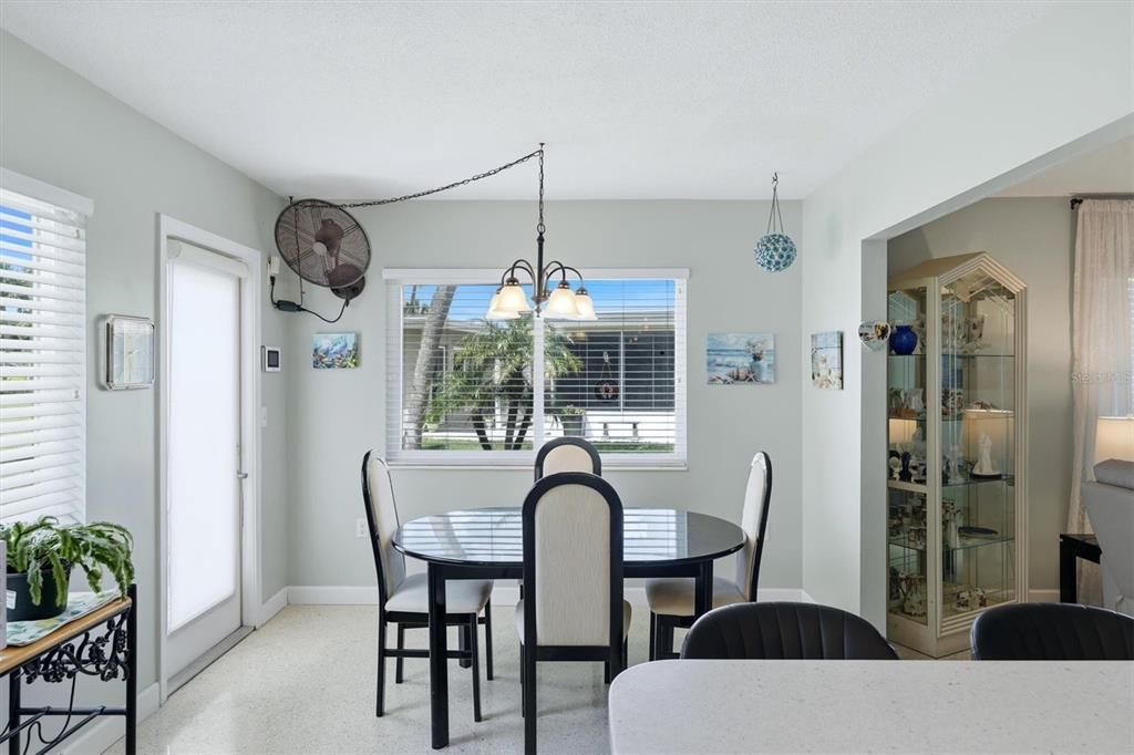 For Sale: $215,000 (2 beds, 2 baths, 1195 Square Feet)