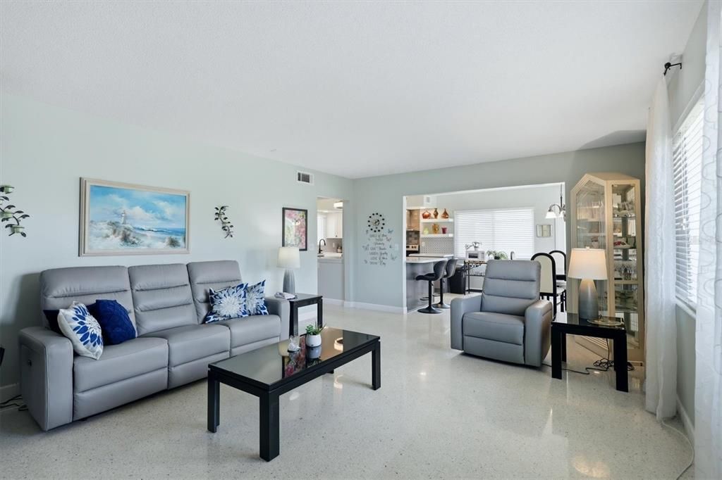 For Sale: $215,000 (2 beds, 2 baths, 1195 Square Feet)
