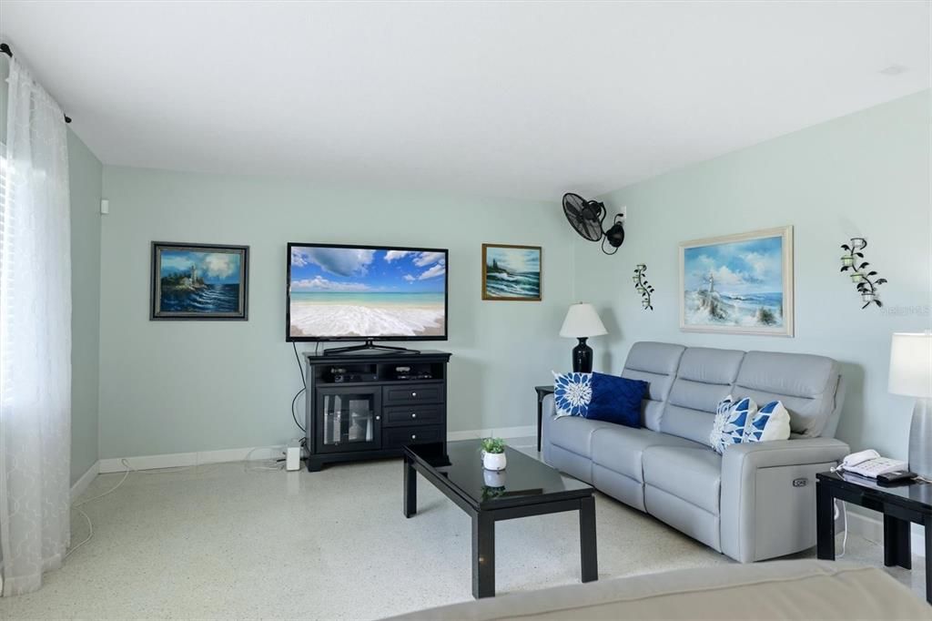 For Sale: $215,000 (2 beds, 2 baths, 1195 Square Feet)