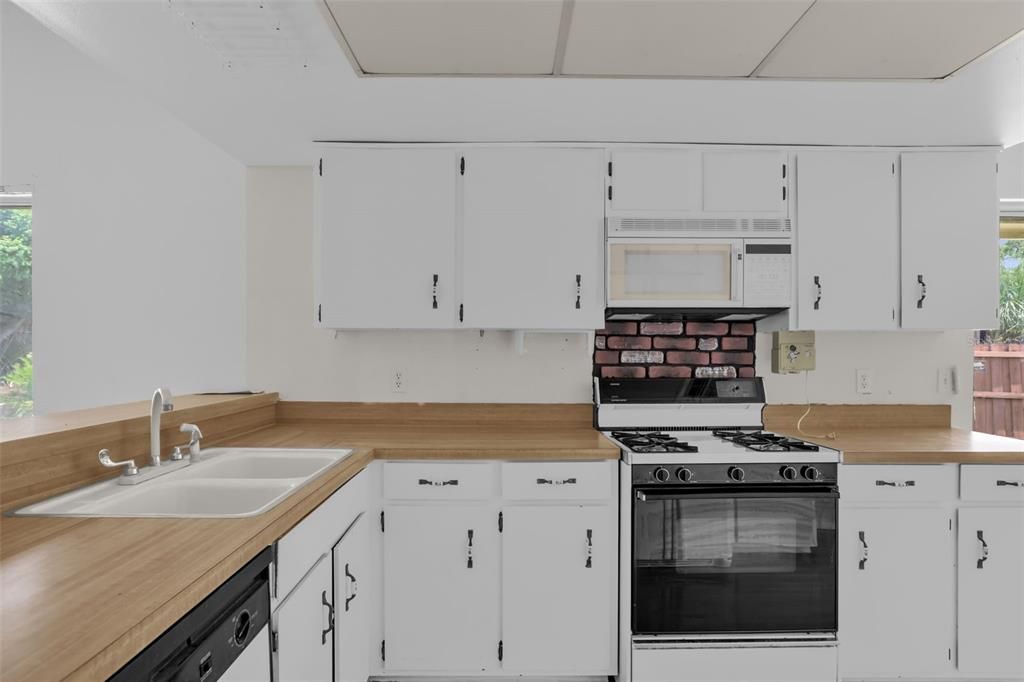 На продажу: $279,000 (3 спален, 2 ванн, 1361 Квадратных фут)