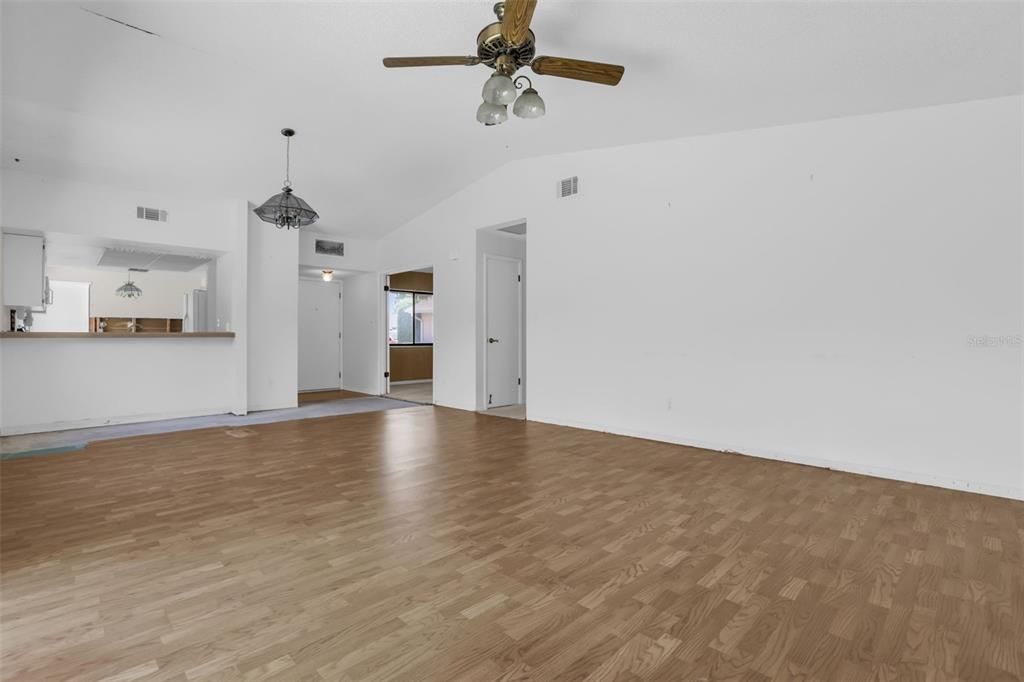 На продажу: $279,000 (3 спален, 2 ванн, 1361 Квадратных фут)