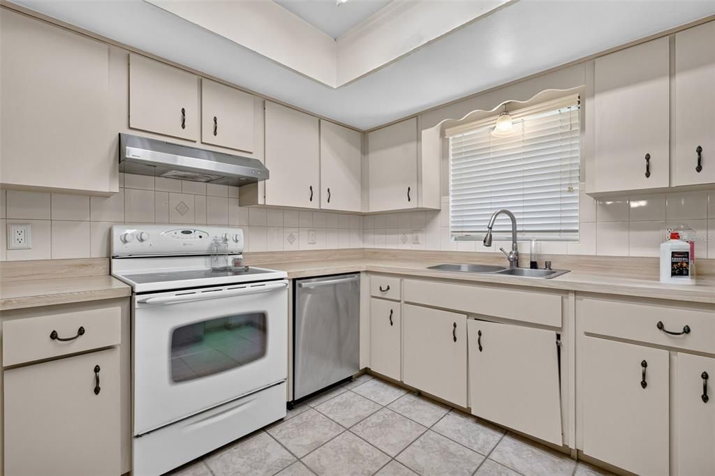 For Sale: $245,000 (3 beds, 2 baths, 1256 Square Feet)