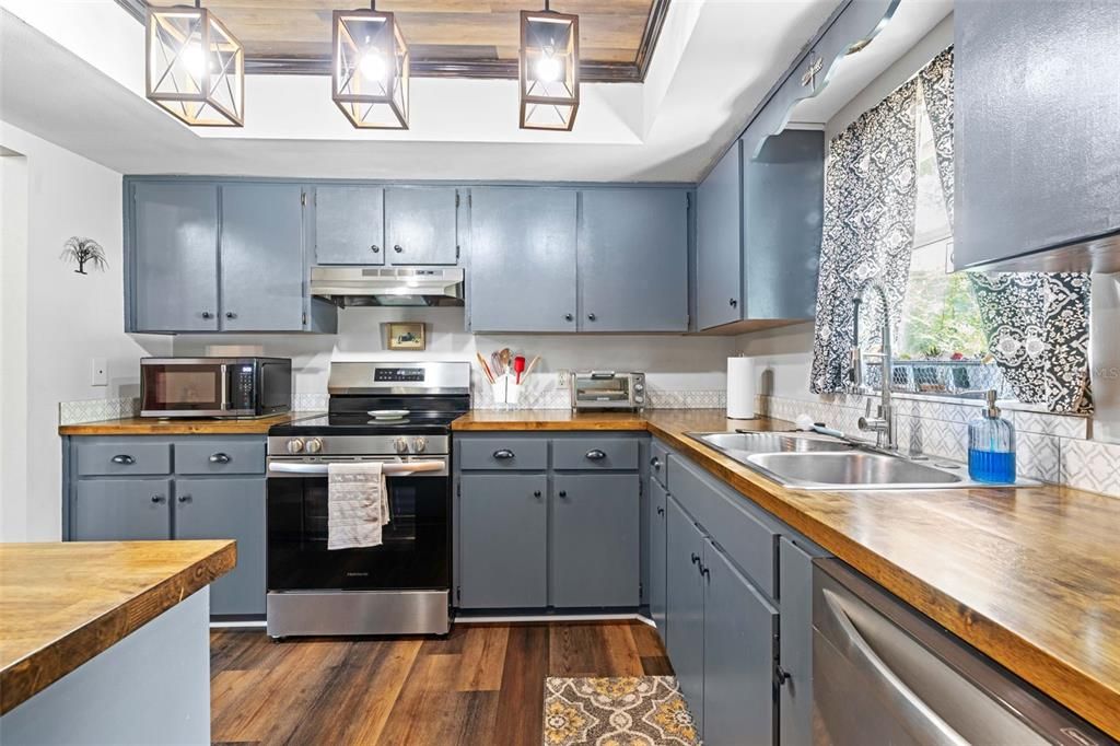 Active With Contract: $239,900 (3 beds, 2 baths, 1233 Square Feet)