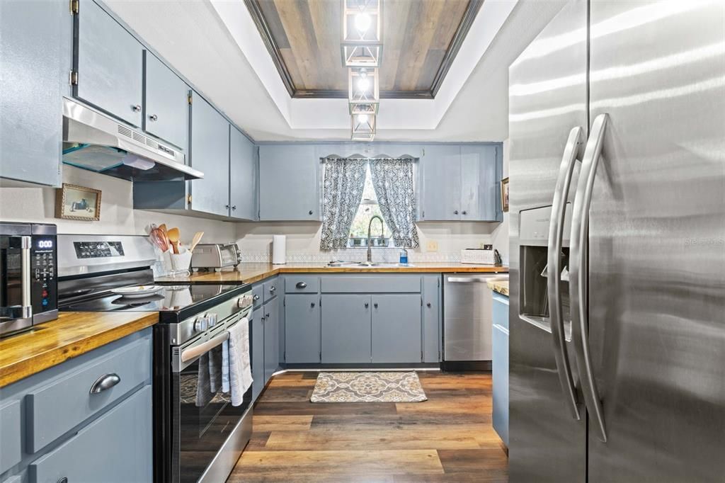 Active With Contract: $239,900 (3 beds, 2 baths, 1233 Square Feet)