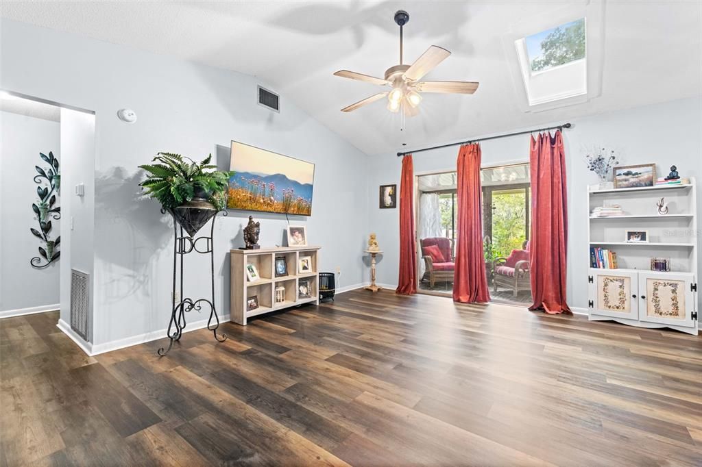 Active With Contract: $239,900 (3 beds, 2 baths, 1233 Square Feet)
