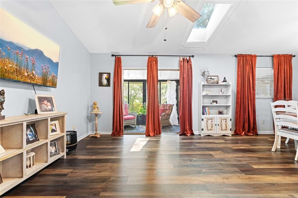 Active With Contract: $239,900 (3 beds, 2 baths, 1233 Square Feet)