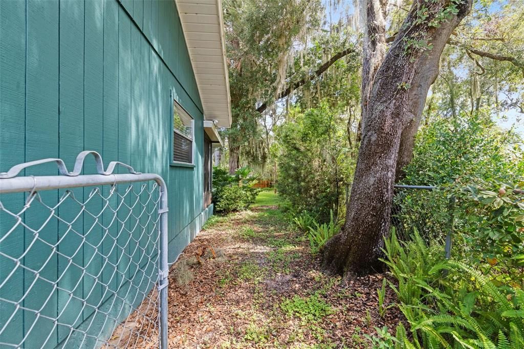Active With Contract: $239,900 (3 beds, 2 baths, 1233 Square Feet)