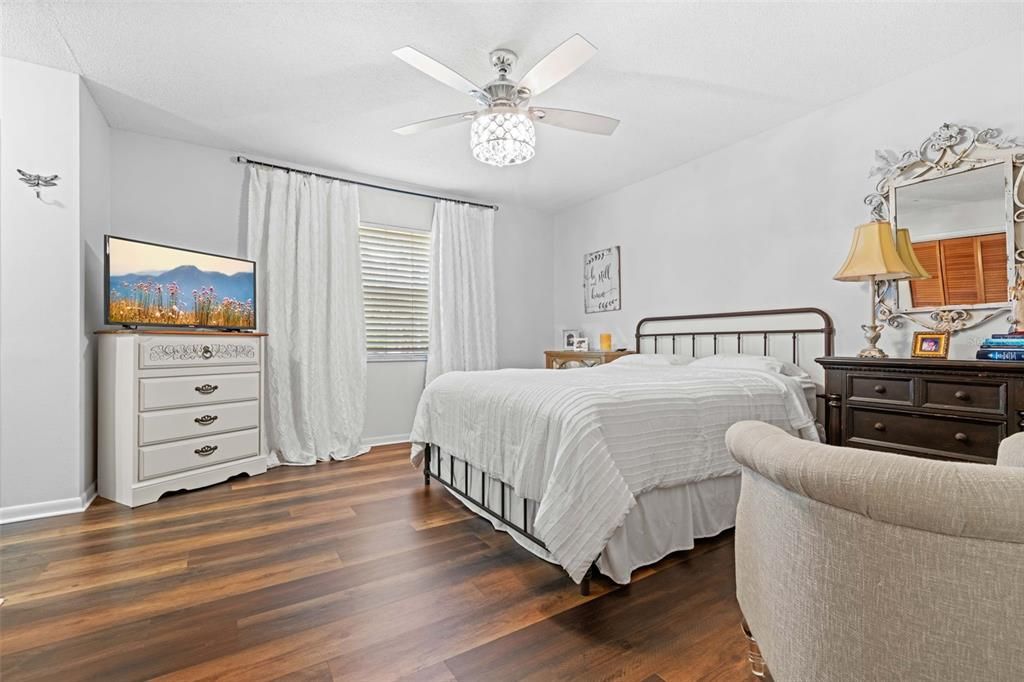 Active With Contract: $239,900 (3 beds, 2 baths, 1233 Square Feet)