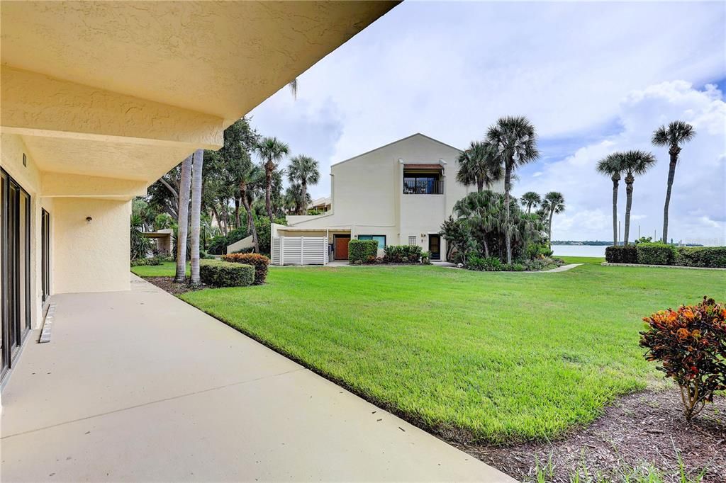 For Sale: $215,000 (2 beds, 2 baths, 1210 Square Feet)