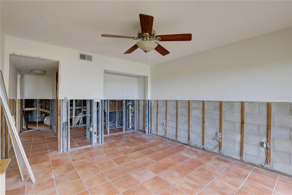 For Sale: $215,000 (2 beds, 2 baths, 1210 Square Feet)
