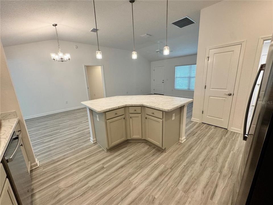 В аренду: $1,900 (3 спален, 2 ванн, 1515 Квадратных фут)