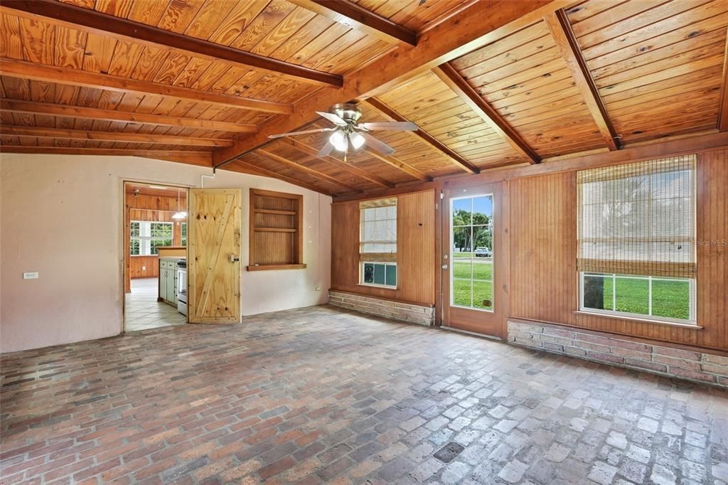 For Sale: $235,000 (2 beds, 1 baths, 1360 Square Feet)