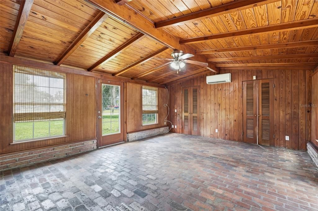 For Sale: $235,000 (2 beds, 1 baths, 1360 Square Feet)