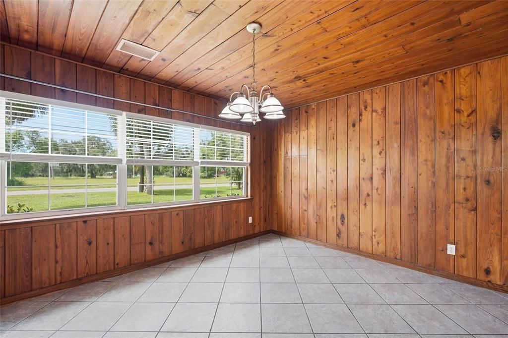 For Sale: $235,000 (2 beds, 1 baths, 1360 Square Feet)