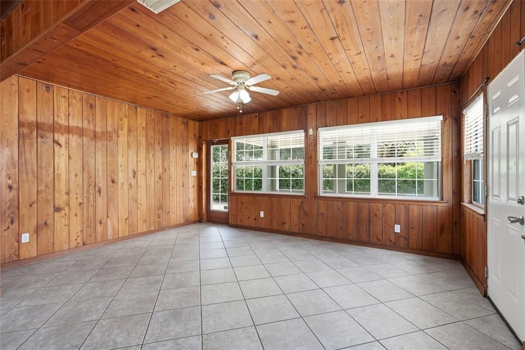 For Sale: $235,000 (2 beds, 1 baths, 1360 Square Feet)