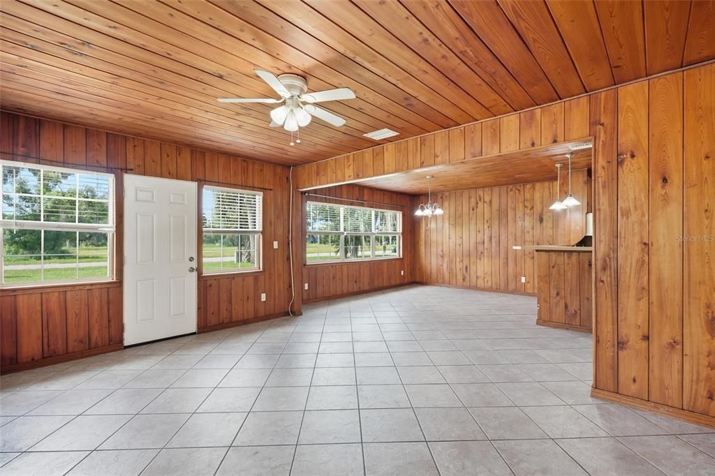 For Sale: $235,000 (2 beds, 1 baths, 1360 Square Feet)