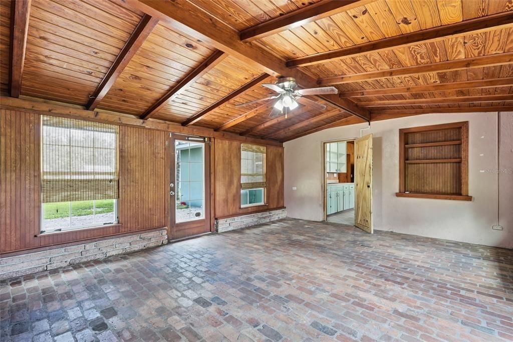 For Sale: $235,000 (2 beds, 1 baths, 1360 Square Feet)
