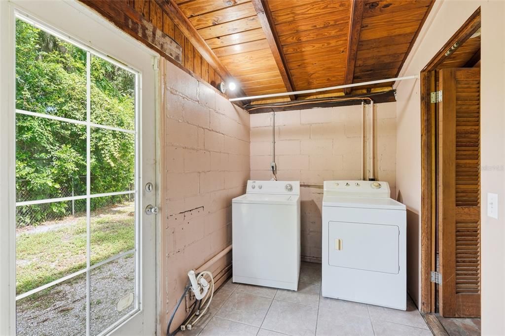 For Sale: $235,000 (2 beds, 1 baths, 1360 Square Feet)