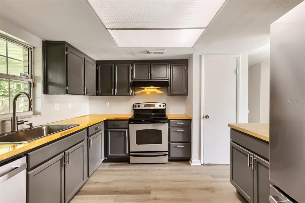 For Sale: $350,000 (3 beds, 2 baths, 1296 Square Feet)
