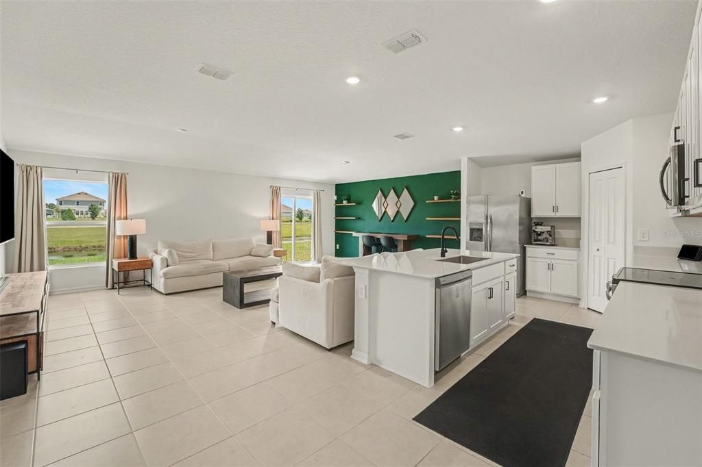 En Venta: $350,000 (4 camas, 3 baños, 2175 Pies cuadrados)