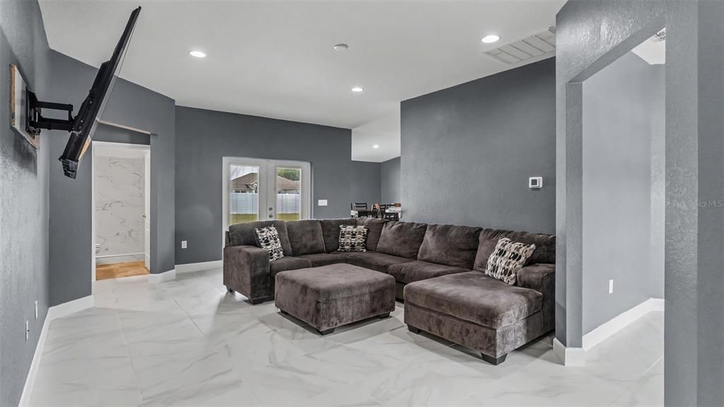 For Sale: $359,900 (4 beds, 2 baths, 1878 Square Feet)