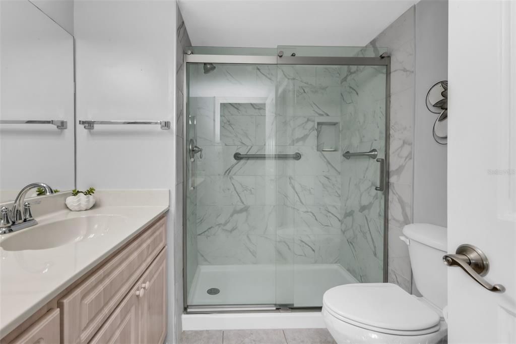На продажу: $169,900 (2 спален, 2 ванн, 1110 Квадратных фут)