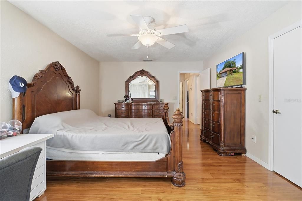 На продажу: $325,000 (3 спален, 2 ванн, 1806 Квадратных фут)
