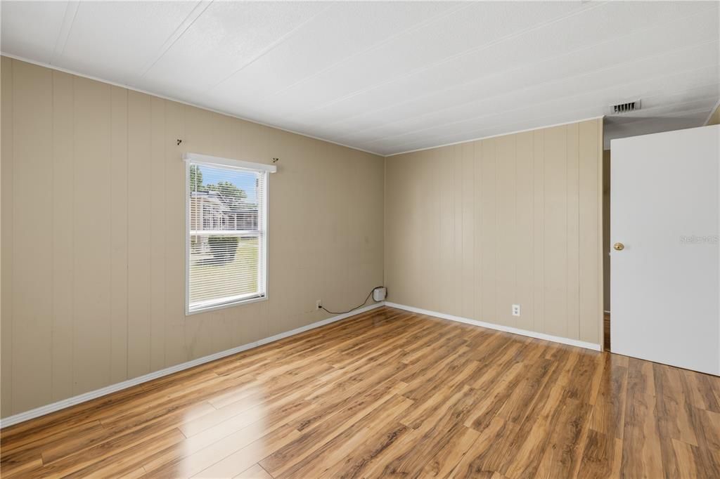 For Sale: $130,000 (2 beds, 2 baths, 982 Square Feet)