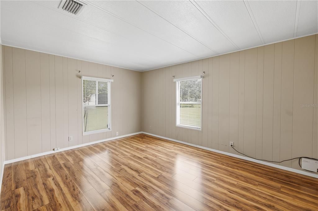 For Sale: $130,000 (2 beds, 2 baths, 982 Square Feet)