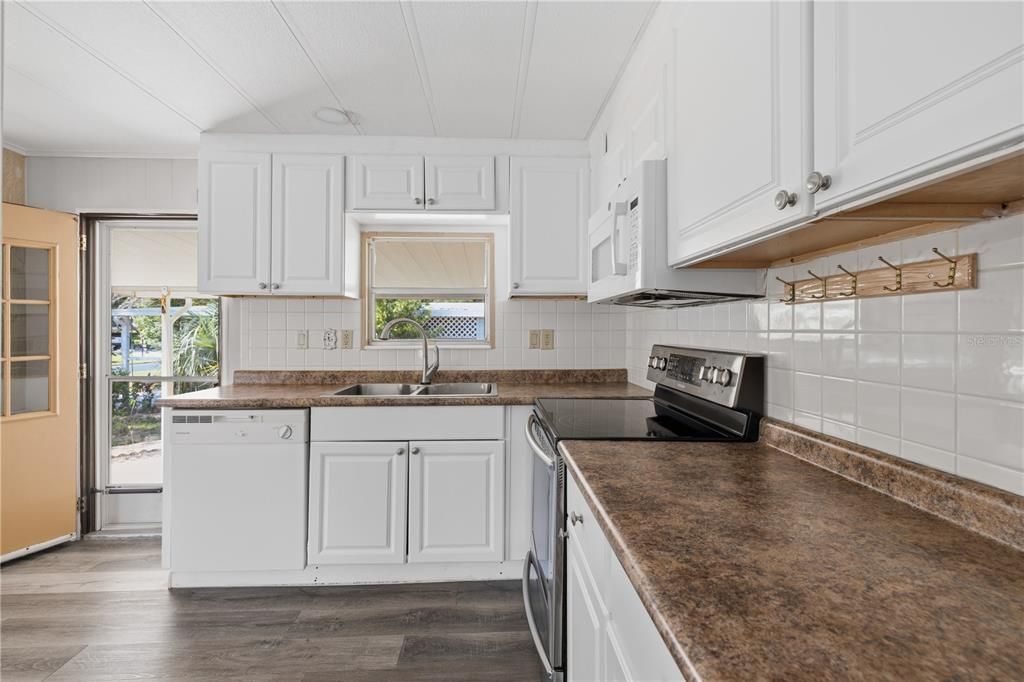For Sale: $130,000 (2 beds, 2 baths, 982 Square Feet)