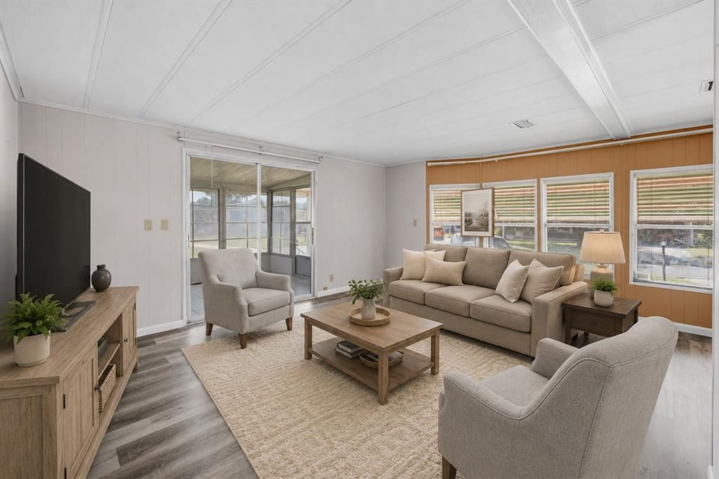For Sale: $130,000 (2 beds, 2 baths, 982 Square Feet)