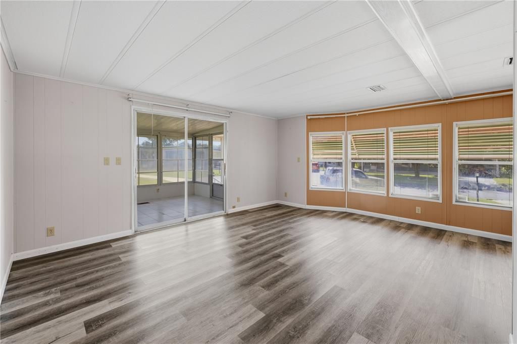 For Sale: $130,000 (2 beds, 2 baths, 982 Square Feet)