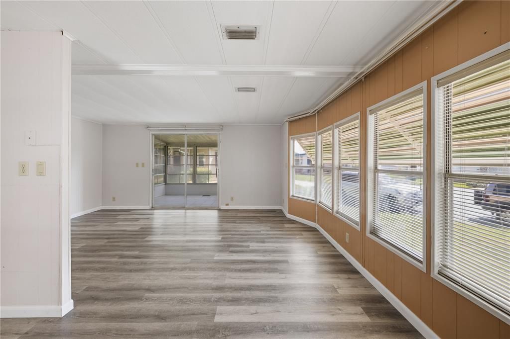 For Sale: $130,000 (2 beds, 2 baths, 982 Square Feet)
