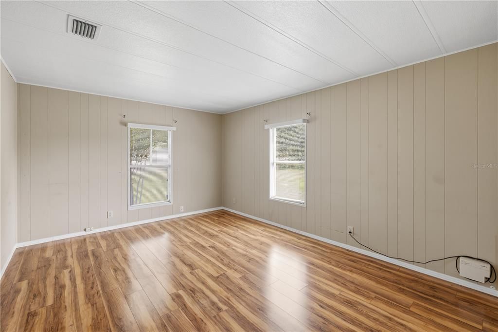 For Sale: $130,000 (2 beds, 2 baths, 982 Square Feet)