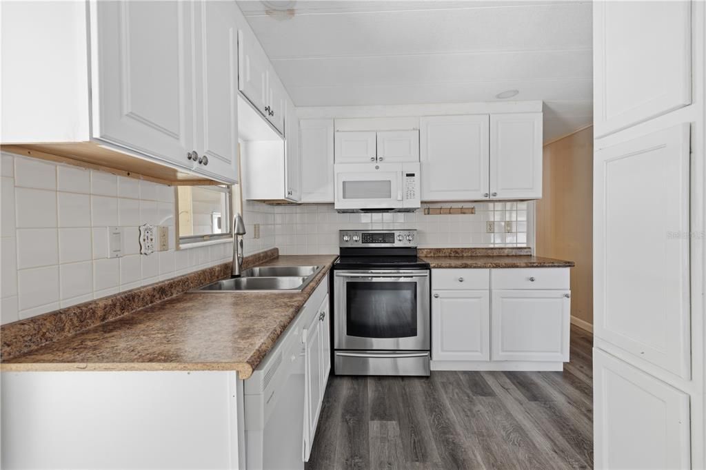 For Sale: $130,000 (2 beds, 2 baths, 982 Square Feet)