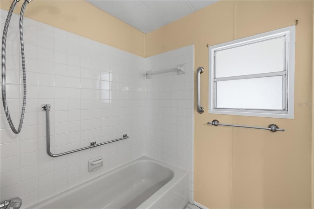 For Sale: $130,000 (2 beds, 2 baths, 982 Square Feet)