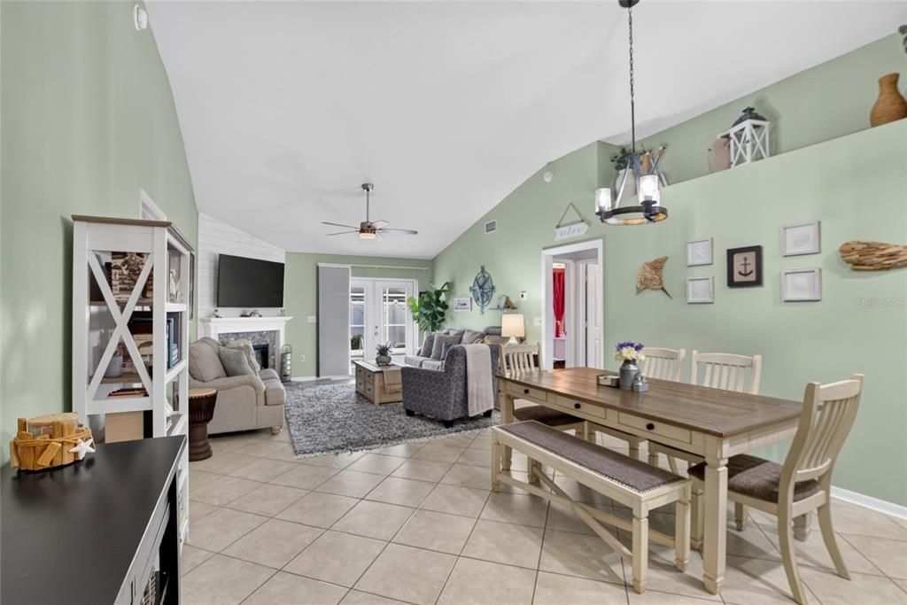 En Venta: $424,999 (4 camas, 2 baños, 1709 Pies cuadrados)