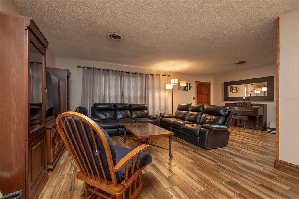 En Venta: $468,500 (3 camas, 3 baños, 1682 Pies cuadrados)