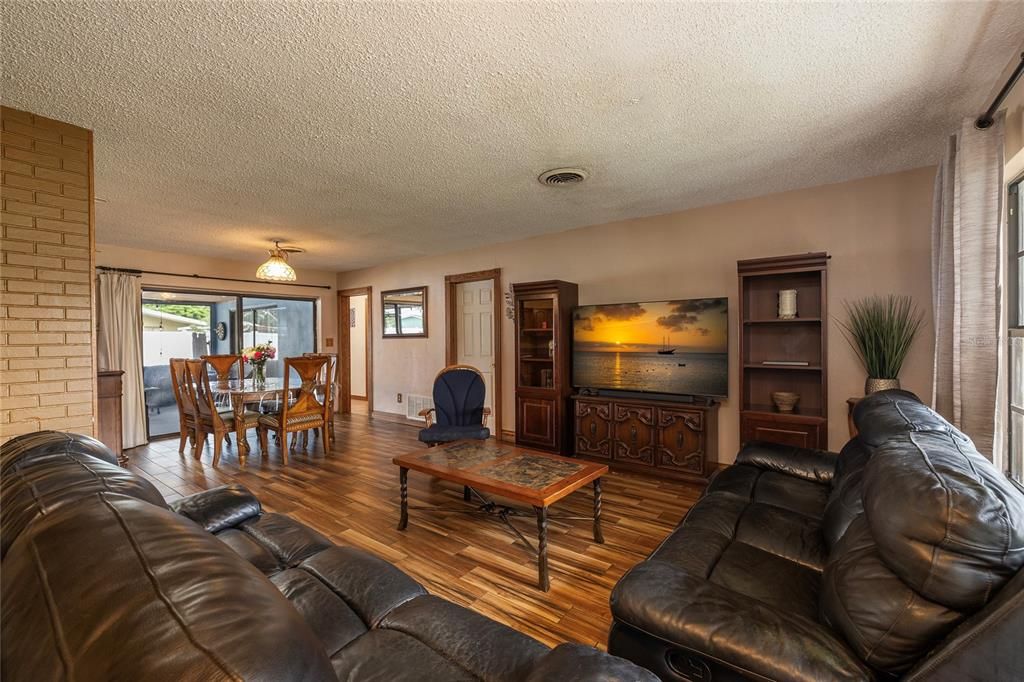 En Venta: $468,500 (3 camas, 3 baños, 1682 Pies cuadrados)