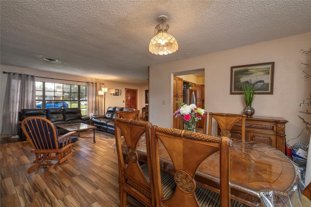 En Venta: $468,500 (3 camas, 3 baños, 1682 Pies cuadrados)