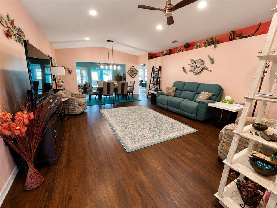 For Sale: $314,900 (3 beds, 2 baths, 1955 Square Feet)