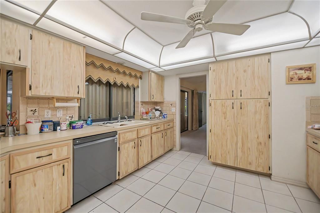 На продажу: $549,000 (3 спален, 2 ванн, 2445 Квадратных фут)
